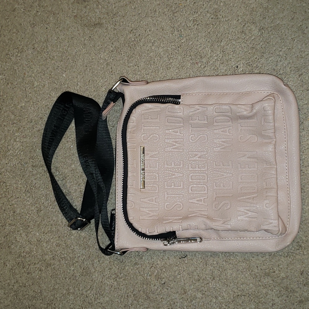 EUC Embossed Steve Madden faux leather pink crossbody bag, wide strap.